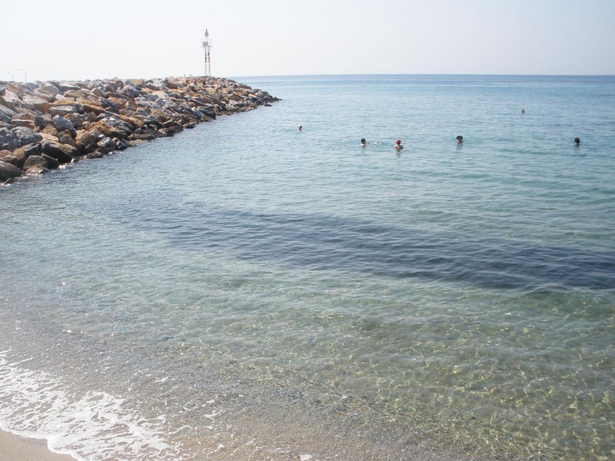 Pansion Alexandros By The Sea Aparthotel Nea Skioni Exterior foto